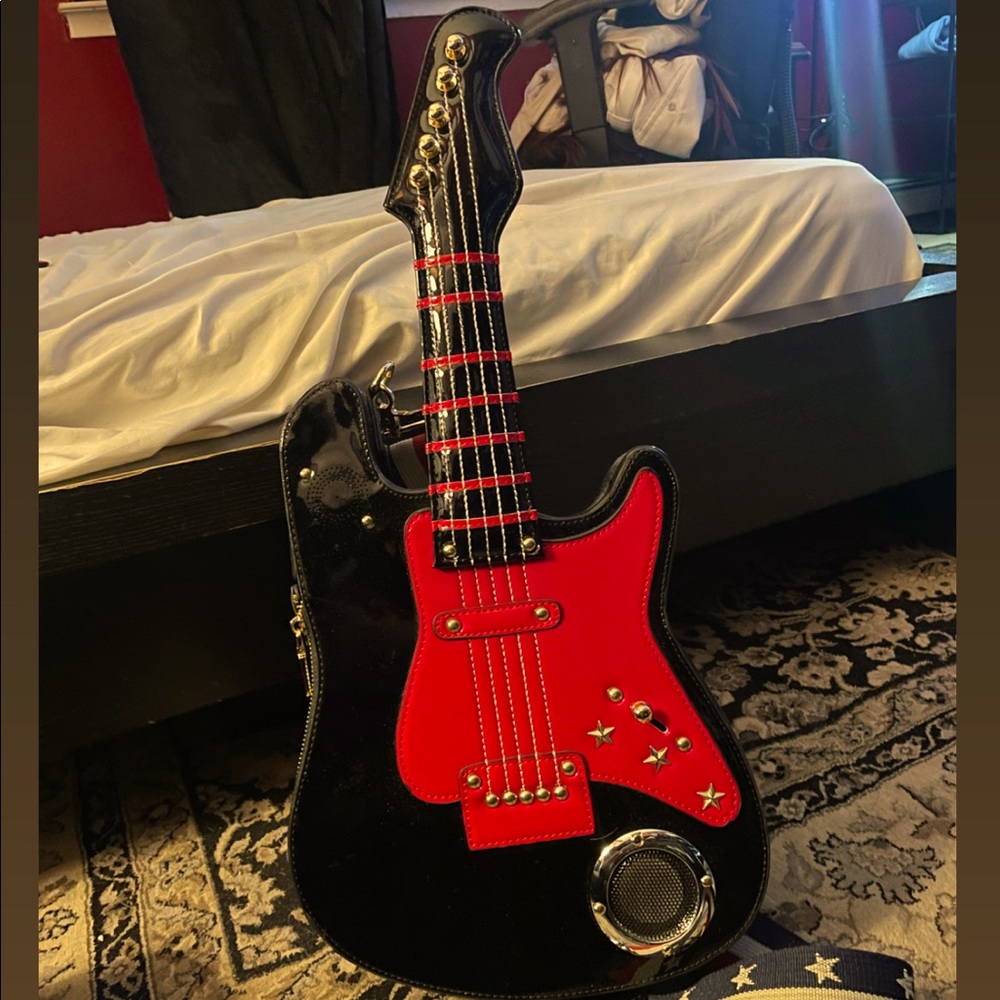 Guitar shaped Bluetooth speaker handbag!